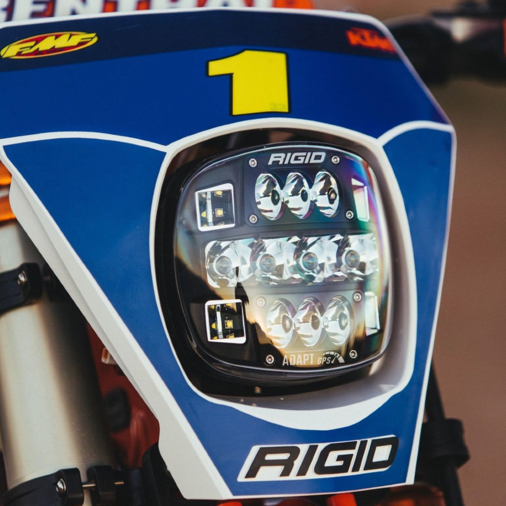 Besitzen Sie die Nacht mit dem adapt-xe Moto-Beleuchtungsset von Rigid Industries!