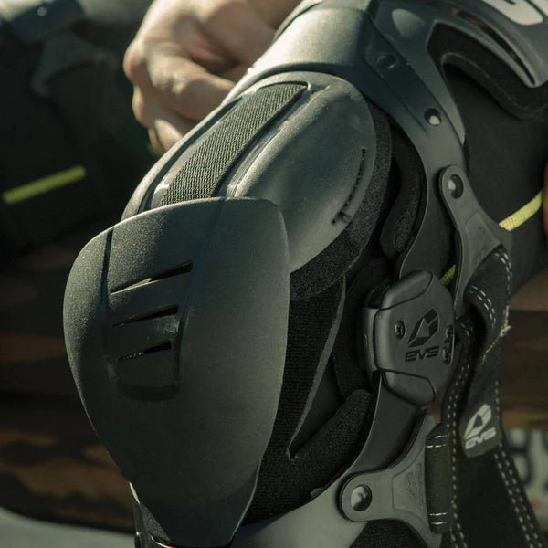 EVS Axis Sport Knee Brace | AXISS - BK - MojoMotoSport.com