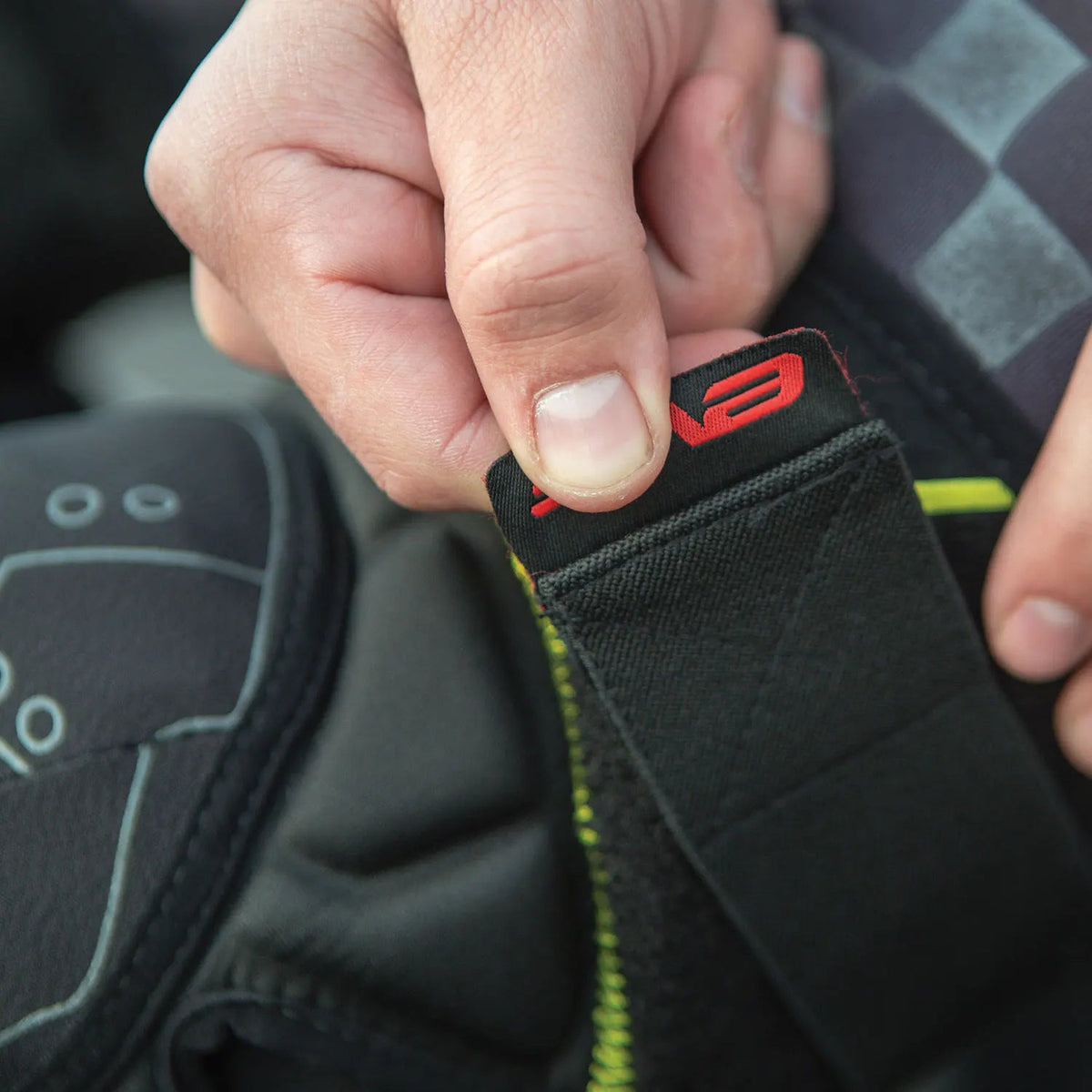 EVS TP199 Knee Guards | TP199K - BK - MojoMotoSport.com