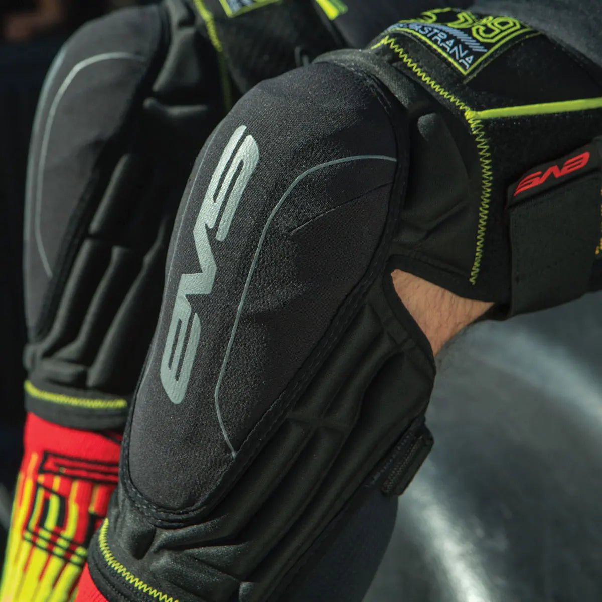 EVS TP199 Lite Knee Pads | TP199LK - BK - MojoMotoSport.com