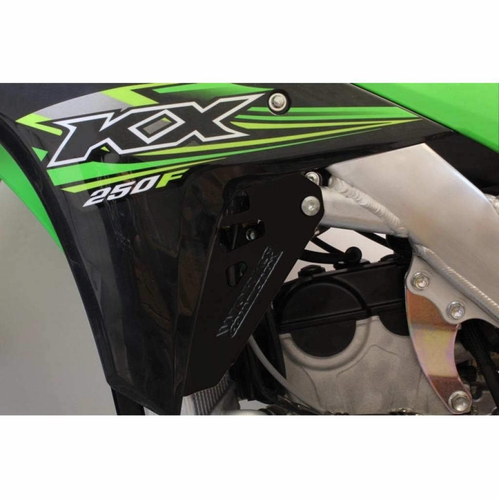 Werksanschluss – Kawasaki – schwarz eloxierte Kühlerstreben – 18-B198