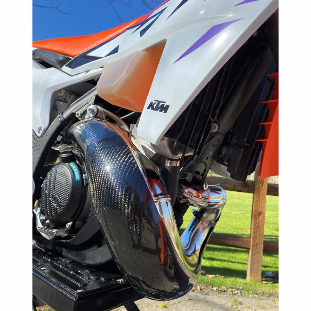 P3 Max Coverage Carbon Fiber Pipe Guard KTM/Husqvarna 250/300 (2023) | 101081 - MojoMotoSport.com