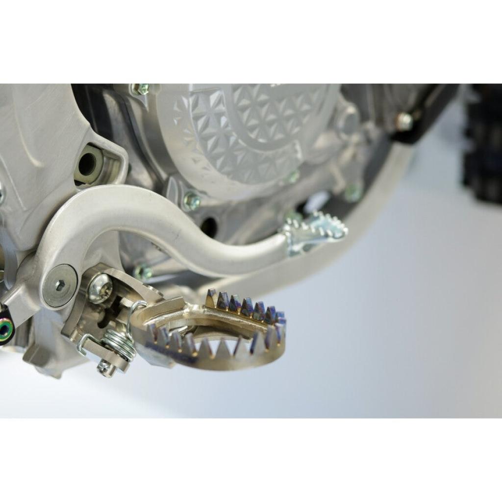 Titanium Pro 4mm Low Offset Footpegs Yamaha 2023 YZ450F - MojoMotoSport.com