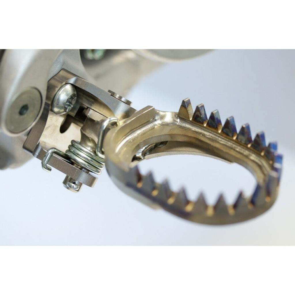 Titanium Pro 4mm Low Offset Footpegs Yamaha 2023 YZ450F - MojoMotoSport.com