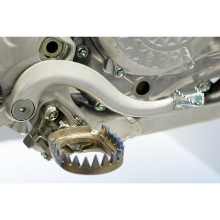 Titanium Pro 4mm Low Offset Footpegs Yamaha 2023 YZ450F - MojoMotoSport.com