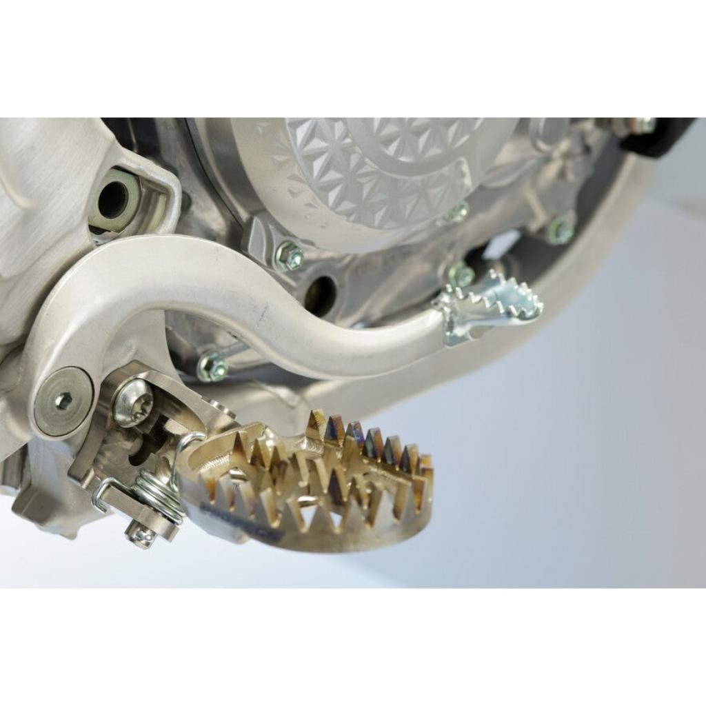 Titanium Pro 4mm Low Offset Footpegs Yamaha 2023 YZ450F - MojoMotoSport.com