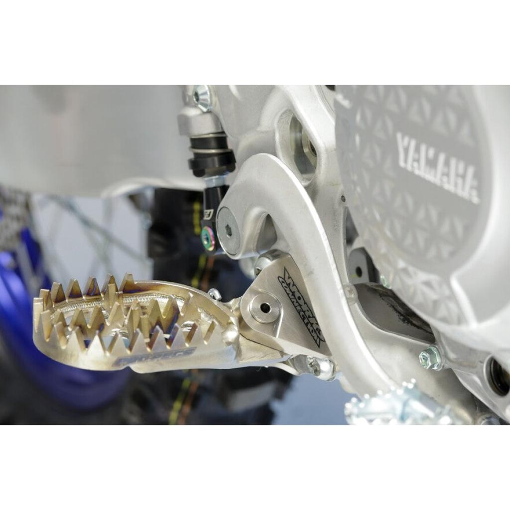 Titanium Pro 4mm Low Offset Footpegs Yamaha 2023 YZ450F - MojoMotoSport.com