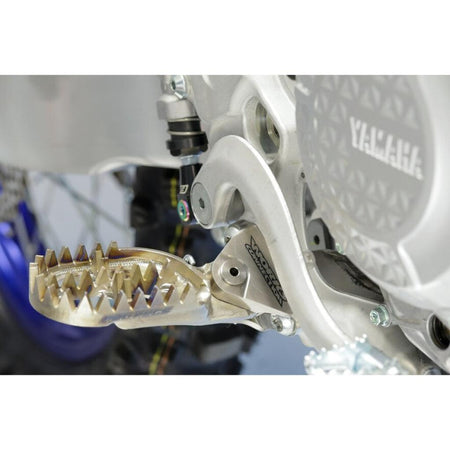 Titanium Pro 4mm Low Offset Footpegs Yamaha 2023 YZ450F - MojoMotoSport.com