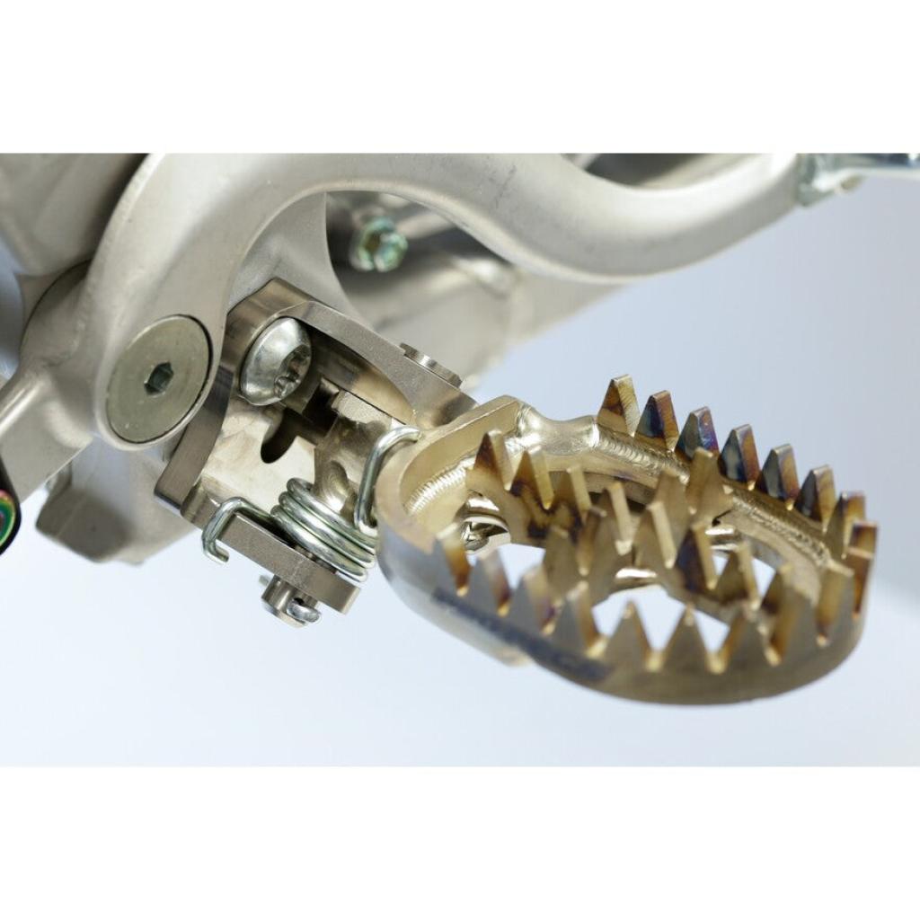 Titanium Pro 4mm Low Offset Footpegs Yamaha 2023 YZ450F - MojoMotoSport.com